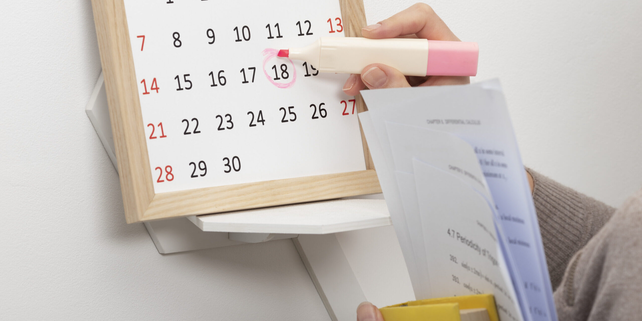 primo-piano-sulla-natura-morta-di-esami-difficili